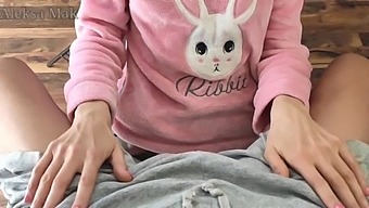 继妹在pov中勾引和自慰继兄弟的大鸡巴