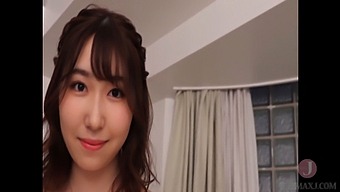 美しい女性が魅惑的な黒い下着で誘惑的なダンスを披露!