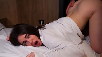 Eine Vollbusige Schönheit Wird Mit Einem Morgenfick Und Einem Cumshot Auf Ihrer Brust Geweckt