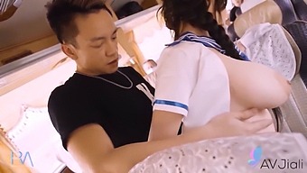 誘惑的な台湾の女の子がバスで見知らぬ人とセックスします。