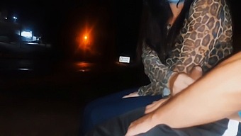 バスを待っているこの女性に露出しようとしているのでしょうか?彼女の反応はどうでしょうか?