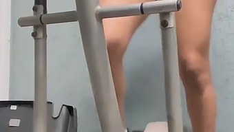 Odvážny Návštevník Telocvične Ukazuje Odvahu Počas Tréningu