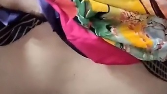 インドの村の妻が野外でおしっこをする