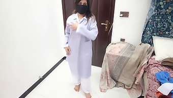 パキスタンの女子大生、ソビア・ナシルが裸で官能的に踊る