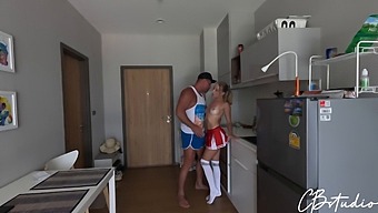 Memuaskan Cheerleader Sebelum Reli Kekasihnya