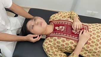 핫한 인도 여자가 기숙사 방에서 뜨거운 마사지를 제공합니다